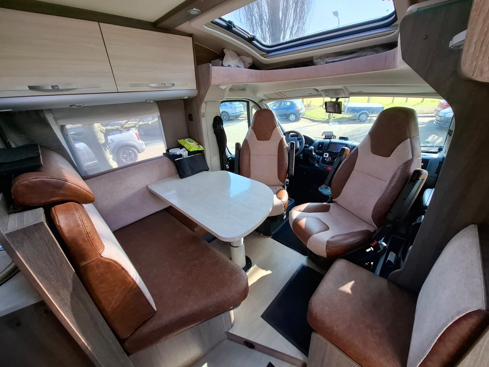 Vernieuwd camper interieur met opnieuw beklede kussens
