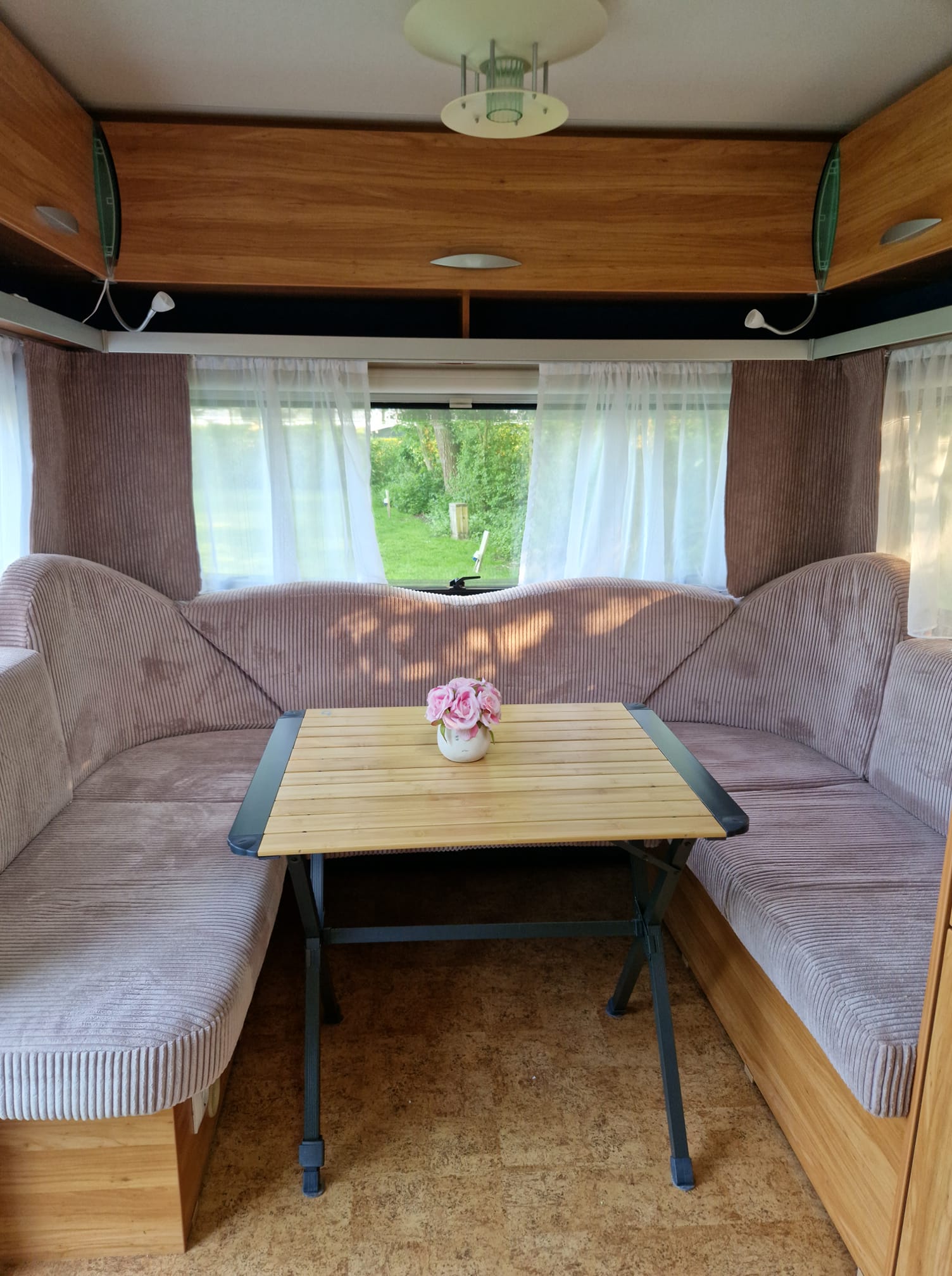 Caravankussens stofferen in werkplaats van Hefra Meubelstoffeerderij