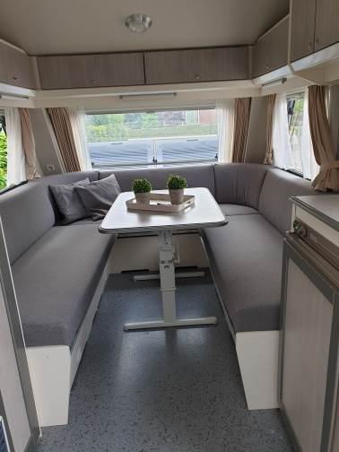 Detail van opnieuw beklede caravankussens met slijtvaste meubelstof